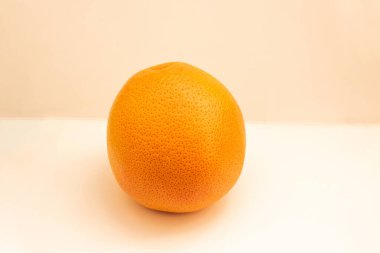 Beyaz arka planda bir greyfurt