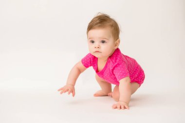 Beyaz arka planda pembe elbiseli sağlıklı bir kızın fotoğrafı. Metnin veya ilanın için boşluk resmini kopyala