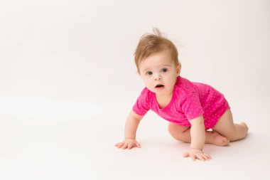 Beyaz arka planda pembe elbiseli sağlıklı bir kızın fotoğrafı. Metnin veya ilanın için boşluk resmini kopyala