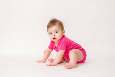 Beyaz arka planda pembe elbiseli sağlıklı bir kızın fotoğrafı. Metnin veya ilanın için boşluk resmini kopyala