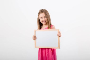 Pembe elbiseli kız elinde boş bir çizim tahtası var. Beyaz arka planda, mesajın için bir boşluk var.