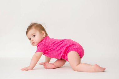 Beyaz arka planda pembe elbiseli sağlıklı bir kızın fotoğrafı. Metnin veya ilanın için boşluk resmini kopyala