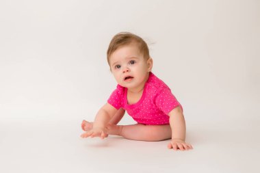 Beyaz arka planda pembe elbiseli sağlıklı bir kızın fotoğrafı. Metnin veya ilanın için boşluk resmini kopyala