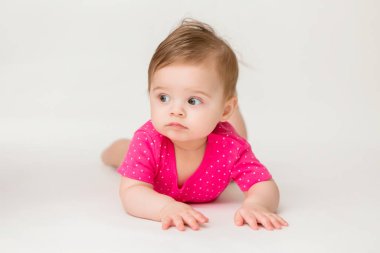 Beyaz arka planda pembe elbiseli sağlıklı bir kızın fotoğrafı. Metnin veya ilanın için boşluk resmini kopyala