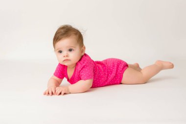 Beyaz arka planda pembe elbiseli sağlıklı bir kızın fotoğrafı. Metnin veya ilanın için boşluk resmini kopyala