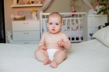 Oyun odasında küçük tatlı bir kızın fotoğrafı.