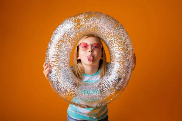 Uma Menina Loira Óculos Sol Segura Círculo Natação Suas Mãos — Fotografia de Stock