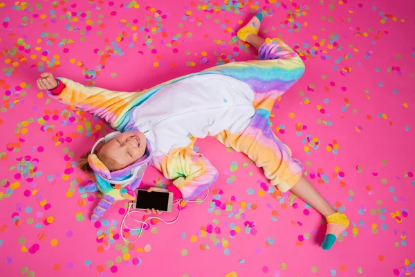 Felice Bambina Bionda Unitard Unicorno Ascolta Musica Dal Suo Smartphone — Foto Stock