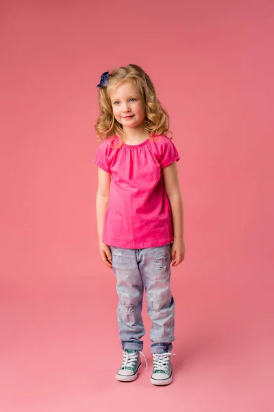 Linda Niña Rubia Camiseta Rosa Jeans Sobre Fondo Rosa Copie —  Fotos de Stock