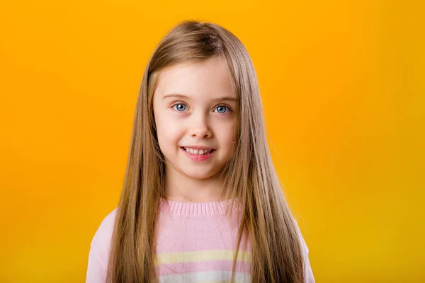 Portrait Une Petite Fille Souriante Aux Cheveux Longs Isolés Sur — Photo