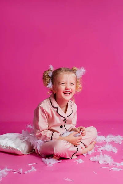 Foto Estudio Una Hermosa Niña Posando Pijama Rosa Claro Niña —  Fotos de Stock