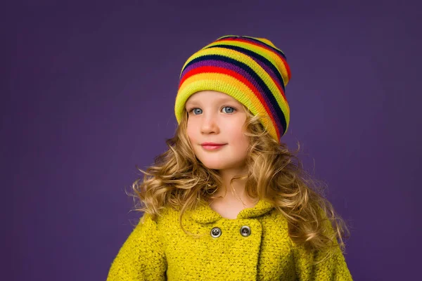 Porträtt Söt Flicka Med Blå Ögon Stickad Flerfärgad Hatt Lila — Stockfoto