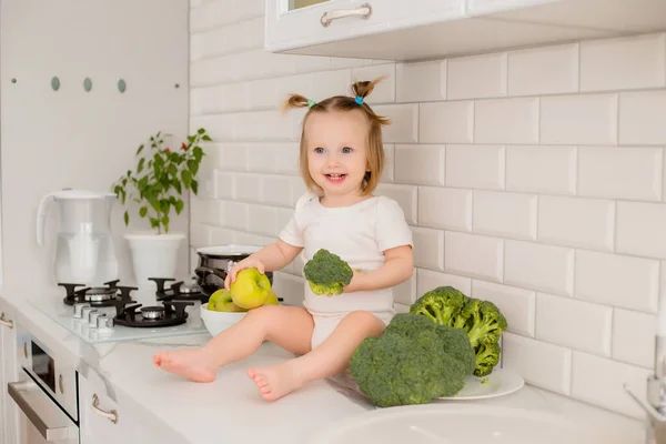 Photo Baby Girl Sitting Kitchen Table Child Plays Has Fun — Stock Photo, Image