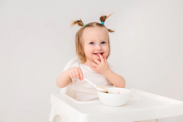 Linda Niña Camiseta Blanca Sentada Una Silla Alta Comiendo Gachas —  Fotos de Stock