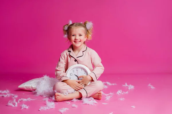 Студийный Снимок Красивой Маленькой Девочки Позирующей Светло Розовой Пижаме Веселая — стоковое фото