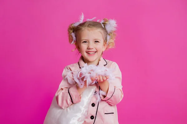 Foto Estudio Una Hermosa Niña Posando Pijama Rosa Con Una —  Fotos de Stock