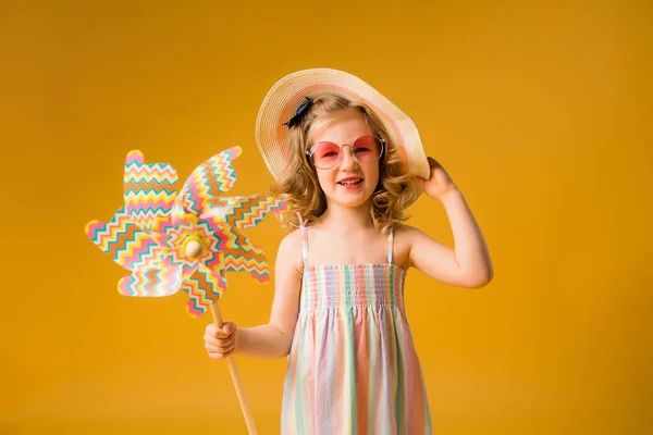 Niña Alegre Con Grandes Gafas Sol Sombrero Paja Sosteniendo Molinete —  Fotos de Stock