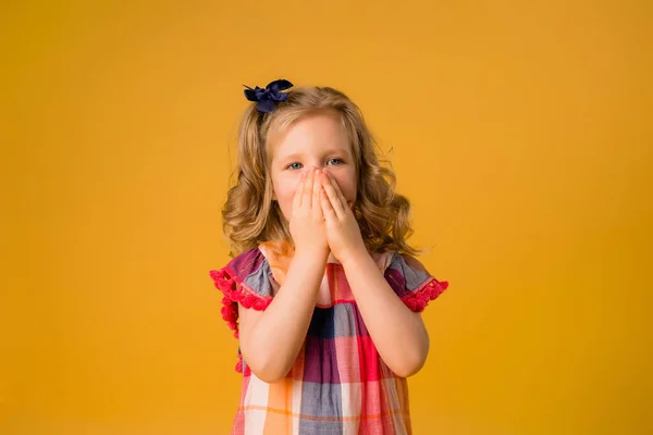 Liten Lockig Flicka Rutig Check Klänning Orange Bakgrund Begreppet Barns — Stockfoto