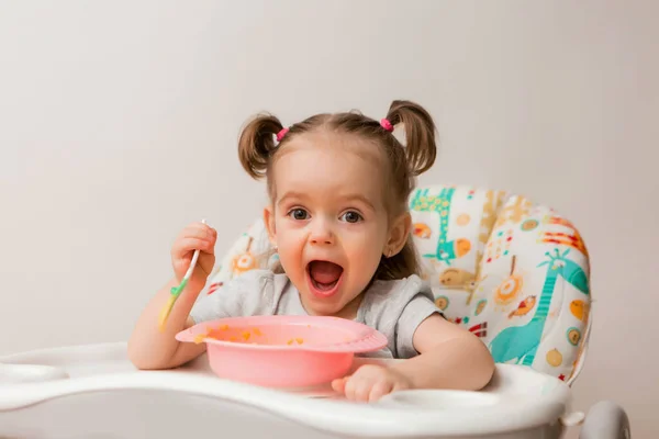 Photo Cute Cheerful Little Baby Girl Pigtails Sitting Tall Feeding — Stock Photo, Image