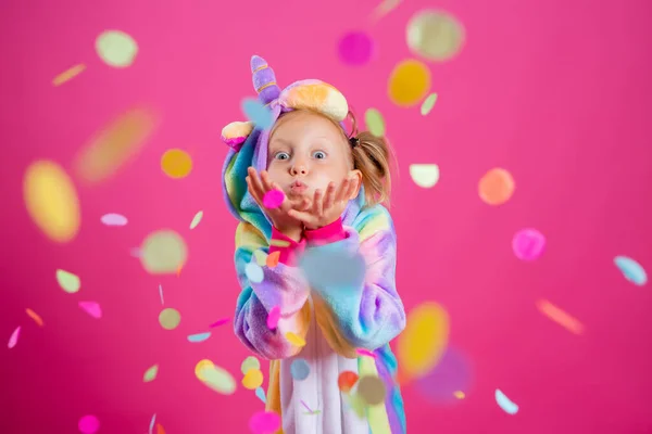 Menina Feliz Kigurumi Unicórnio Sopra Confete Multi Colorido Isolado Fundo — Fotografia de Stock
