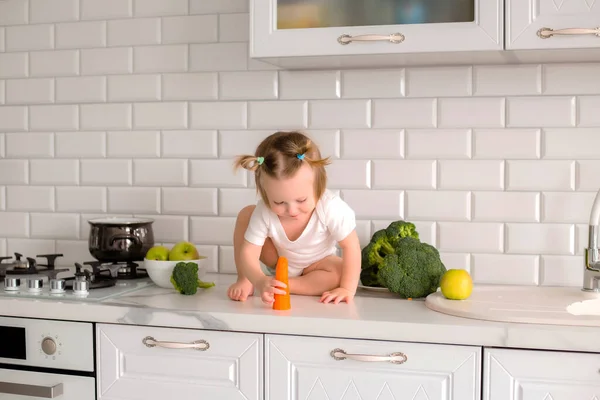 Photo Baby Girl Sitting Kitchen Table Child Plays Has Fun — Stock Photo, Image