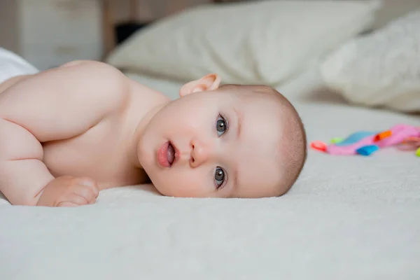 Foto Uma Menina Pequena Bonito Sua Sala Jogos — Fotografia de Stock