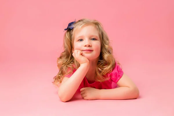 Söt Liten Blond Flicka Rosa Shirt Rosa Bakgrund Kopiera Platsbild — Stockfoto