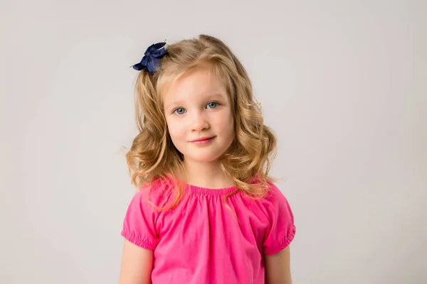 Retrato Uma Menina Loira Com Cachos Uma Camiseta Rosa Fundo — Fotografia de Stock