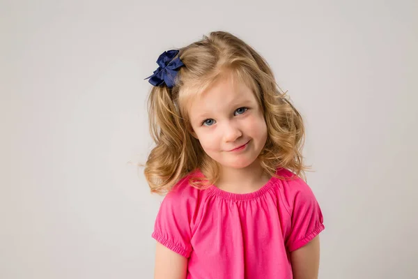 Porträtt Liten Blond Flicka Med Lockar Rosa Shirt Beige Bakgrund — Stockfoto