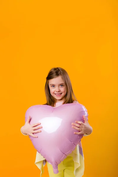 Портрет Щасливої Дівчинки Яка Посміхається Тримає Рожеву Кульку Формі Серця — стокове фото