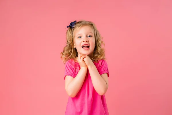Söt Liten Blond Flicka Rosa Shirt Rosa Bakgrund Kopiera Platsbild — Stockfoto
