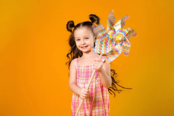 Маленька Дівчинка Посміхається Тримаючи Коліщатко Жовтому Тлі Копіювати Пробіл Розміщенням — стокове фото
