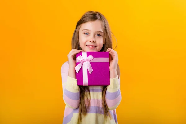 Bild Eines Glücklichen Kleinen Mädchens Mit Einem Rosa Geschenkkarton Isoliert — Stockfoto