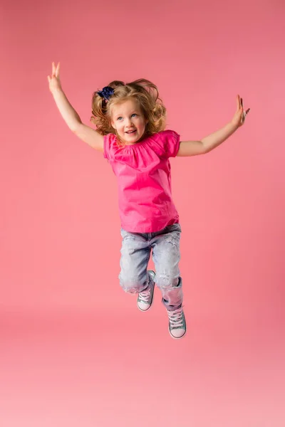 Söt Liten Blond Flicka Rosa Shirt Och Jeans Rosa Bakgrund — Stockfoto