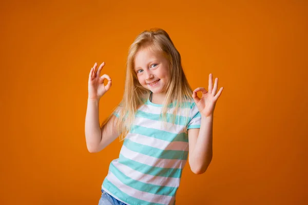 Porträtt Lycklig Blond Flicka Blå Shirt Gul Bakgrund Barnets Känslor — Stockfoto