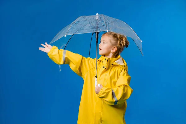 Glada Flicka Regnrock Och Gummistövlar Står Blå Bakgrund Med Transparent — Stockfoto