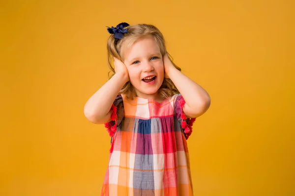 Niña Rizada Vestido Cuadros Sobre Fondo Naranja Concepto Emociones Infantiles —  Fotos de Stock