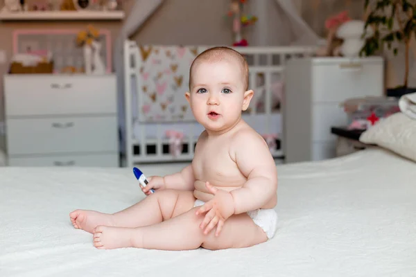 Foto Söt Liten Flicka Sitt Lekrum Med Elektronisk Termometer — Stockfoto