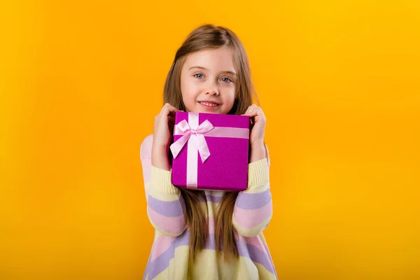 Bild Eines Glücklichen Kleinen Mädchens Mit Einem Rosa Geschenkkarton Isoliert — Stockfoto