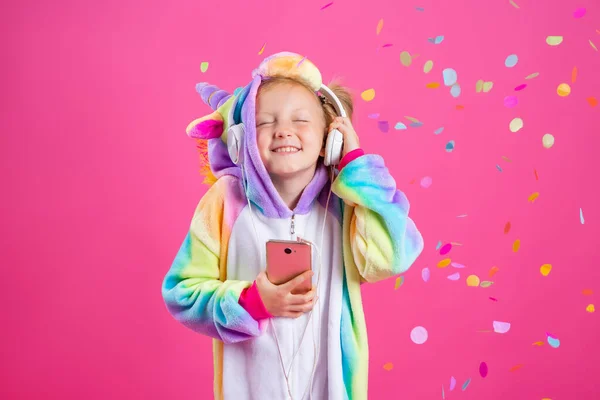 Szczęśliwa Blondynka Jednorożcu Słucha Muzyki Smartfona Izolacja Różowym Tle Miejscem — Zdjęcie stockowe