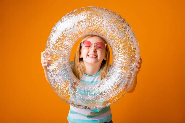 Una Niña Rubia Con Gafas Sol Sostiene Círculo Natación Sus —  Fotos de Stock