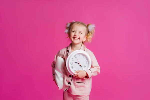 Студійний Знімок Красивої Маленької Дівчинки Позує Світло Рожевій Піжамі Весела — стокове фото