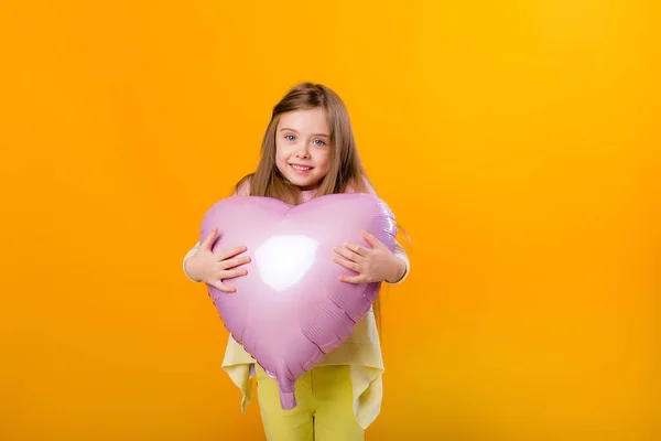 Retrato Una Niña Feliz Sonriendo Sosteniendo Globo Rosa Forma Corazón —  Fotos de Stock