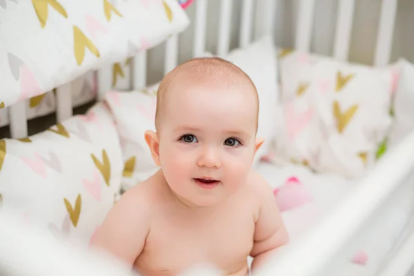 Adorable Niña Cama Cuna Blanca Con Juguetes Coloridos Almohadas — Foto de Stock