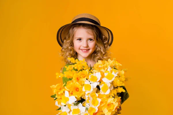 Счастливая Девушка Зеленом Льняном Платье Жёлтых Резиновых Сапогах Держит Букет — стоковое фото