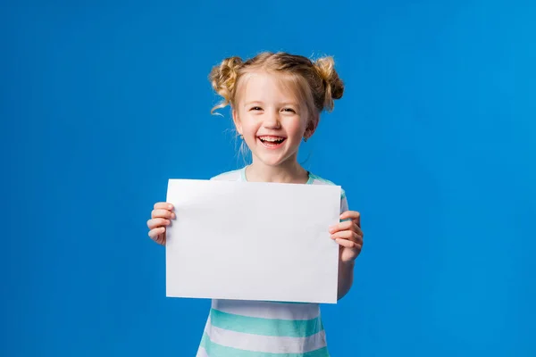 Mavi arka planda beyaz bir çarşaf tutan bir kızın fotoğrafı. Reklam metniniz için boşluk resmini yerleştirerek kopyalayın