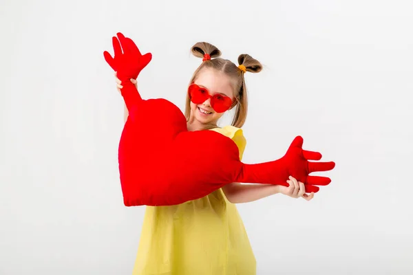 Menina Feliz Forma Coração Óculos Sol Abraça Travesseiro Coração Vermelho — Fotografia de Stock