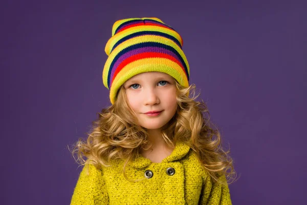 Retrato Una Linda Chica Con Ojos Azules Sombrero Multicolor Punto —  Fotos de Stock
