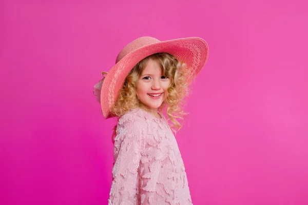 Маленькая Девочка Больших Туфлях Платье Шляпе Сумках Покупок Своей Матери — стоковое фото