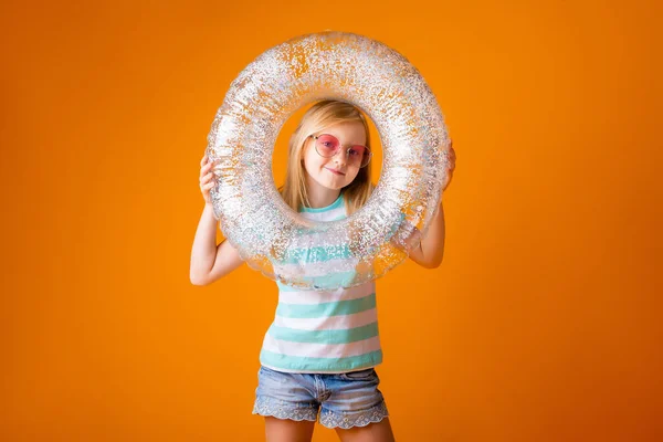 Uma Menina Loira Óculos Sol Segura Círculo Natação Suas Mãos — Fotografia de Stock
